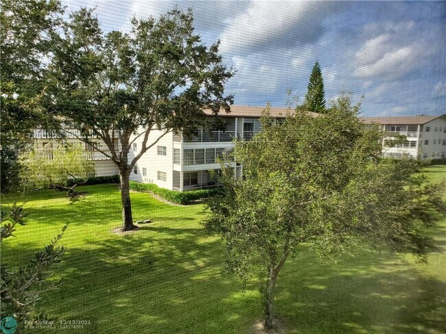 Building Photo - 540 Mansfield M