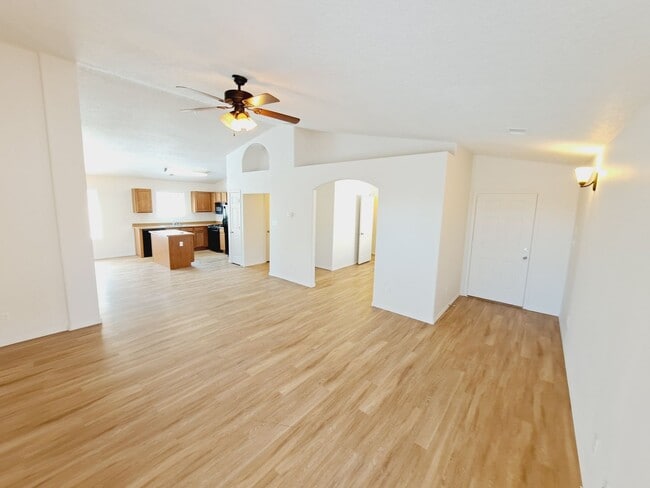 Building Photo - 3 bed 2 bath home in Huning Ranch. Great Yard!