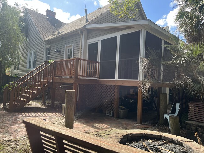 Building Photo - 2111 Metts Ave