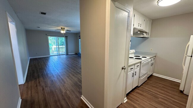 Building Photo - Lovely SOUTHWOOD Area 2/1.5 w/ Large Yard, Deck, & Open Floor Plan! $1350/month Avail July 1st!