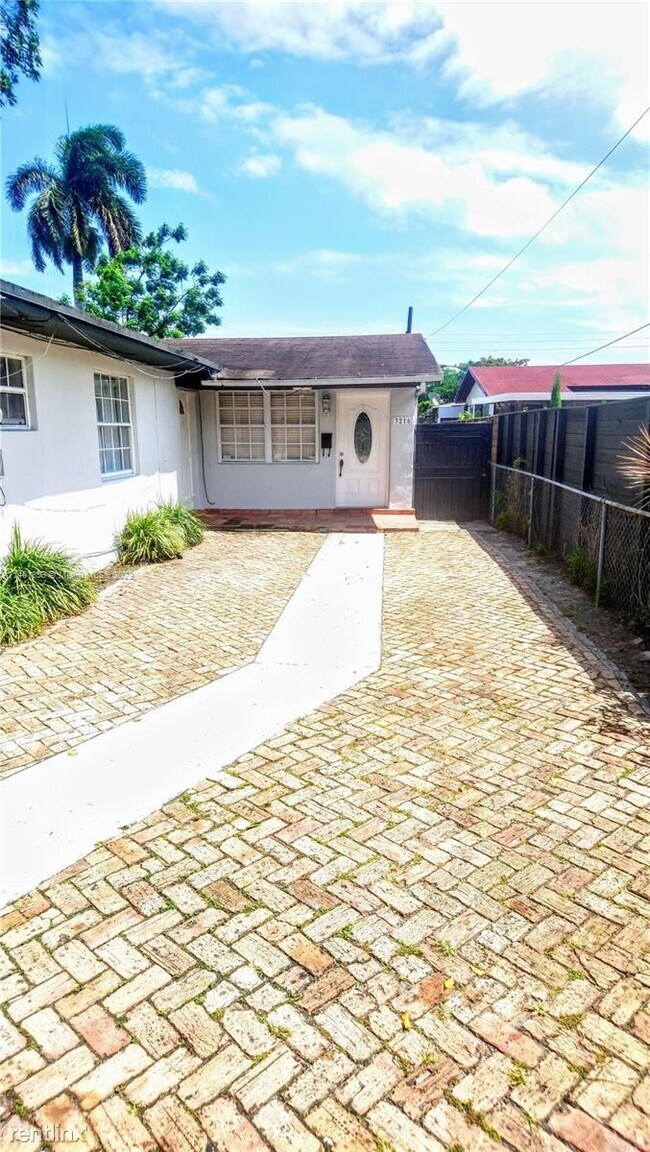 Foto del edificio - 4 br, 2 bath House - 3216 SW 23rd Ter # 2