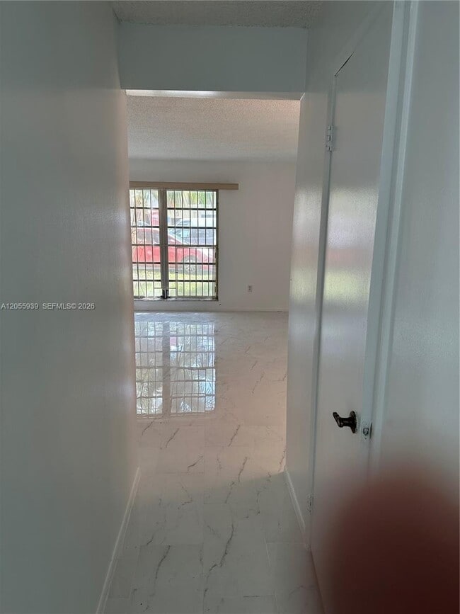 Building Photo - 9270 Fontainebleau Blvd