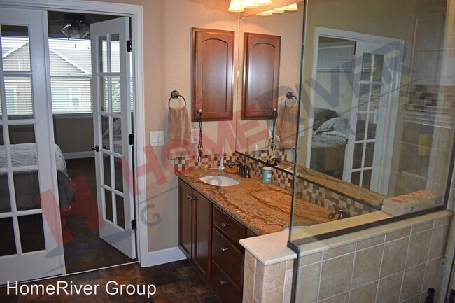 Building Photo - 4 br, 3.5 bath House - 6125 Leon Young Drive