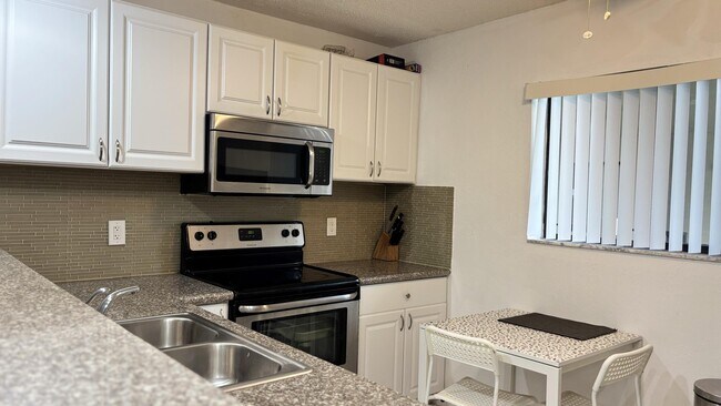 Building Photo - 5130 Las Verdes Cir
