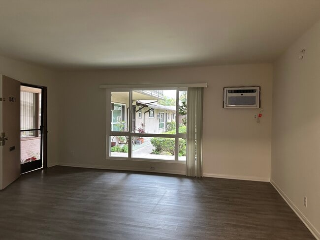 Foto del edificio - 10863-10881 Whipple St