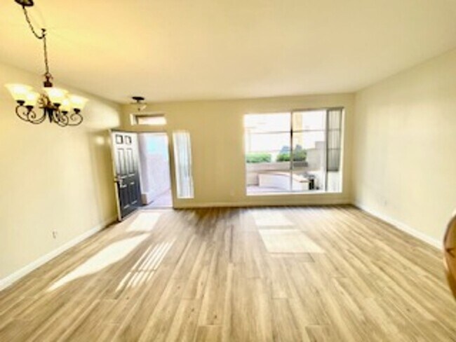 Foto del edificio - *Coming Soon!*  Remodeled 3 bedroom townho...