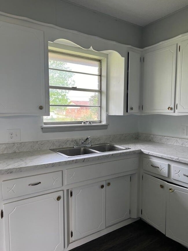 Building Photo - 3313 SW Salinas- AVAILABLE NOW!
