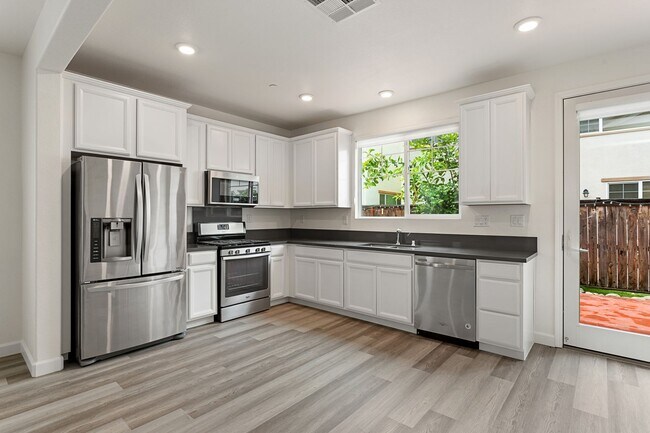 Foto del edificio - Gorgeous Home, One You Don't Want to Miss!