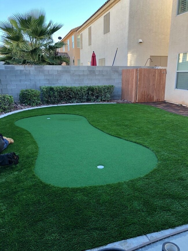 Building Photo - Beautiful home in a golf course and securi...