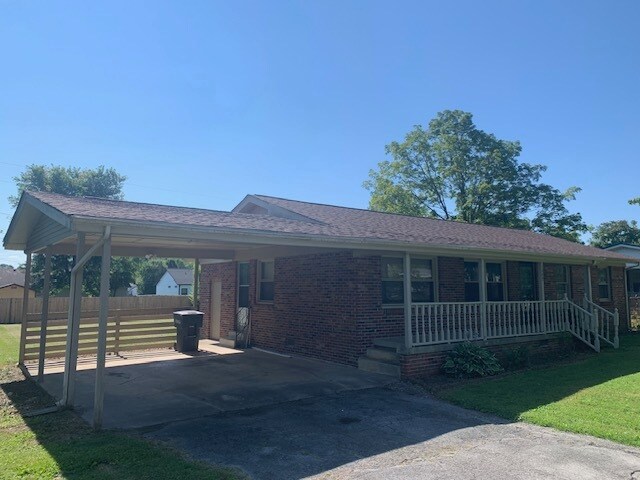 Building Photo - 1285 Meadow Rd