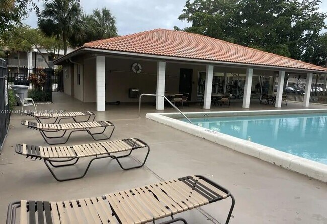 Foto del edificio - 8750 Royal Palm Blvd