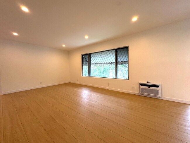 Foto del edificio - Top Floor Newly Gut Renovated 2-Bedroom in Prime West Hollywood Location