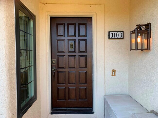 Foto del edificio - 310 Country Club Dr