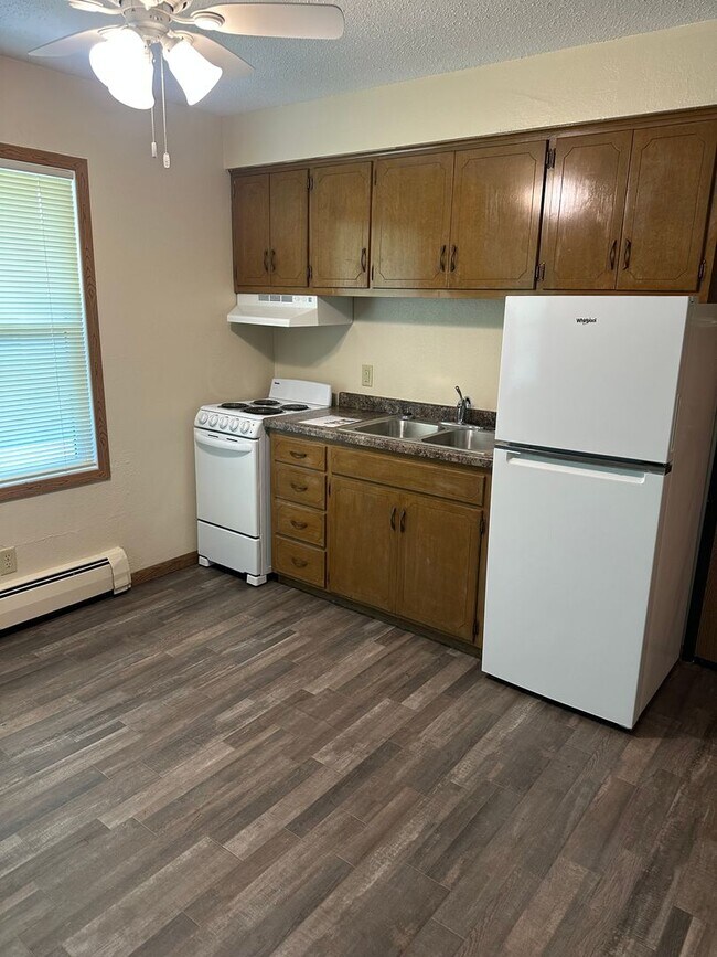 Building Photo - Forestview 1 Bedroom Upper Unit