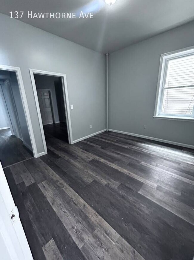 Foto del edificio - 137 Hawthorne Ave