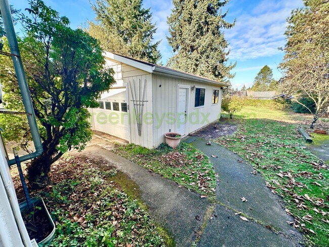 Foto del edificio - This 3-bedroom 1-bathroom house has a fully fenced backyard.