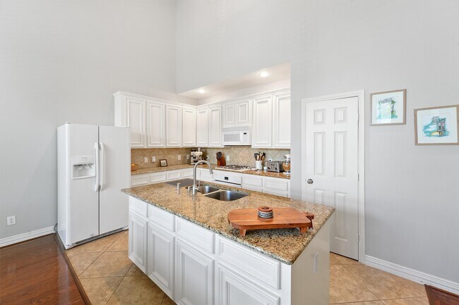 Foto del edificio - 1245 W 17th St