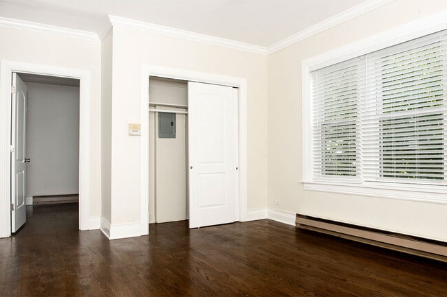 Building Photo - 648 W Roscoe St