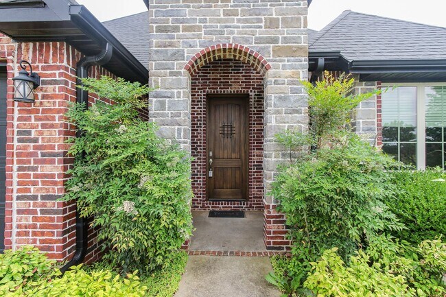 Building Photo - Gorgeous 3 bed/3 bath home in great Bentonville neighborhood
