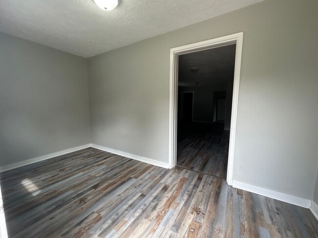 Building Photo - 642 N Elm St