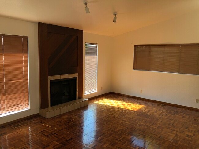 Building Photo - 2101 Bridger Dr
