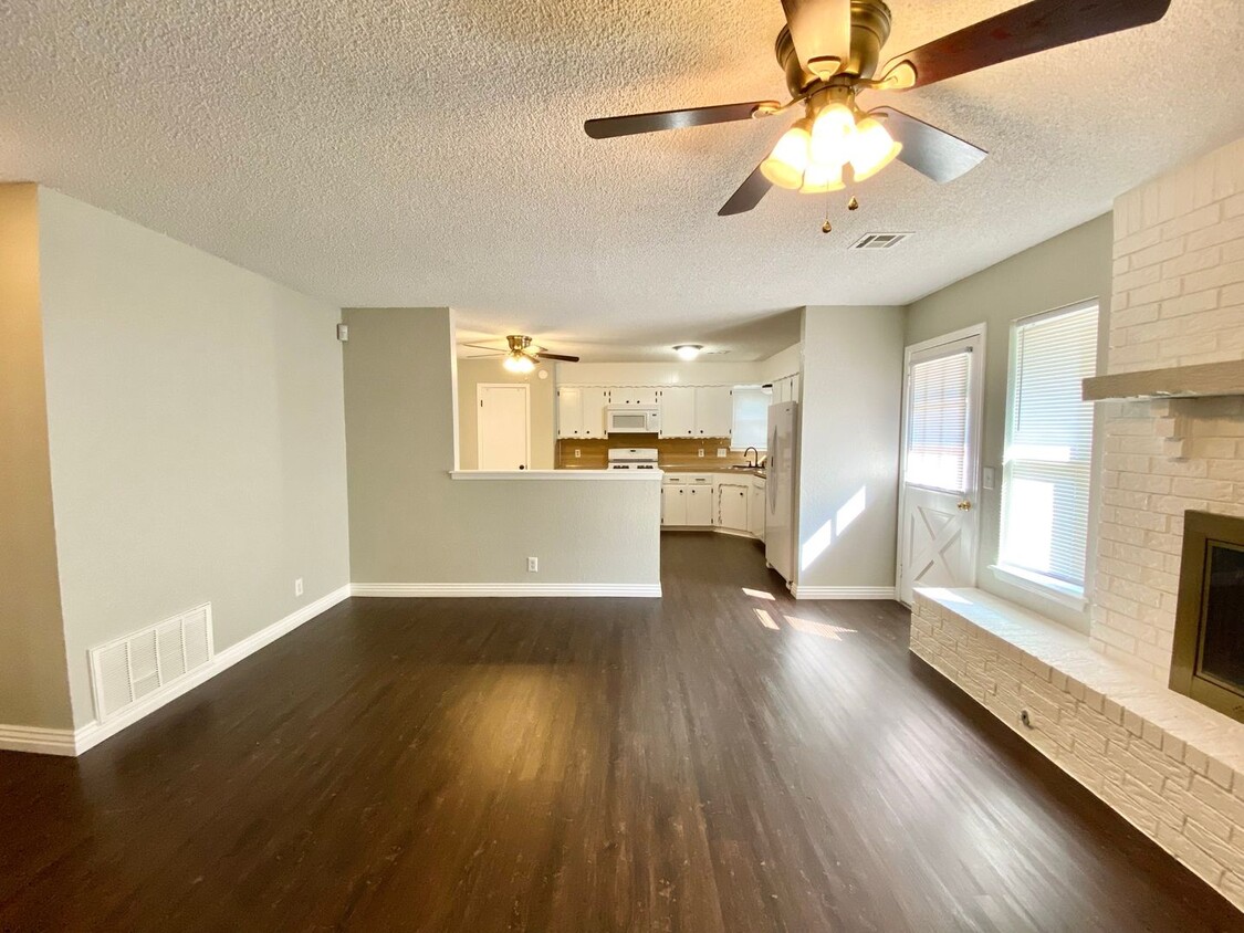 Foto principal - Sleek and Updated! Broken Arrow 3 Bedroom ...