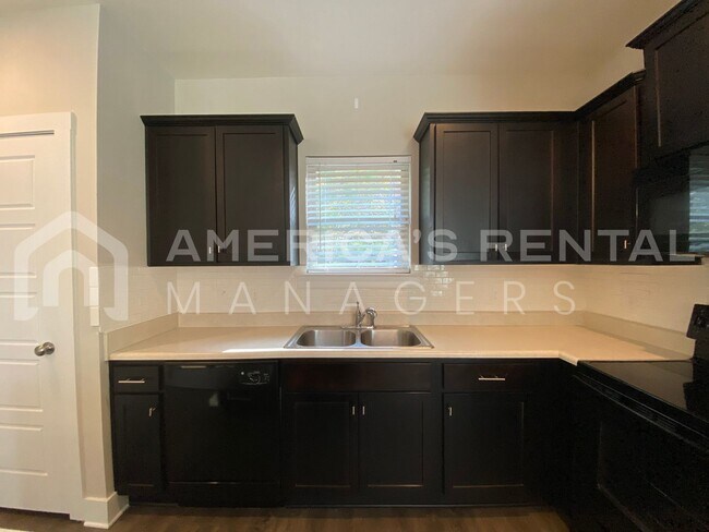 Building Photo - Large Townhome for Rent in Gardendale... Available to View Now!