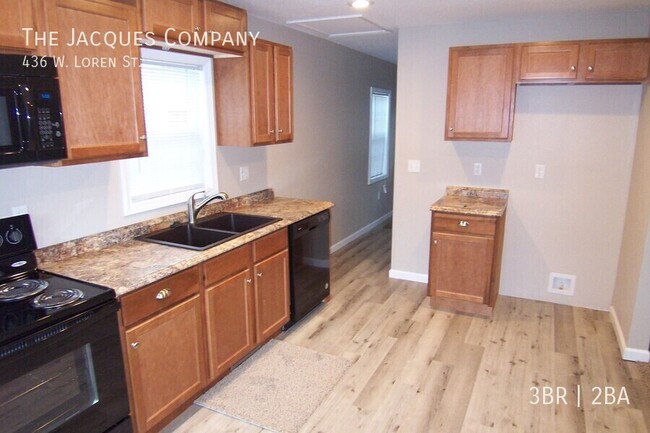 Building Photo - Newly Remodeled 3 Bedroom 2 Bath Convenien...