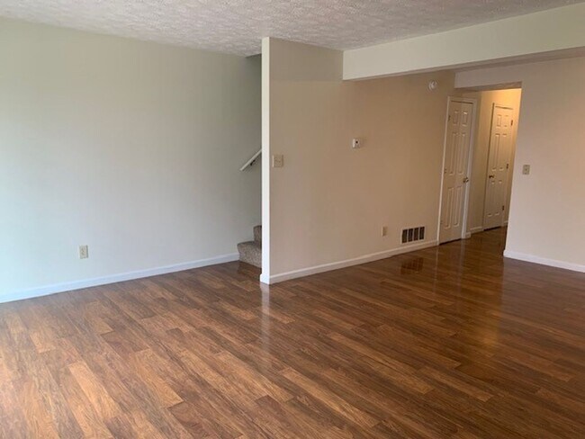 Foto del edificio - 1300-1302-1302 S Hickory Grove Ln