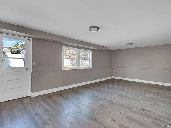 Building Photo - 307 Peachtree Cir