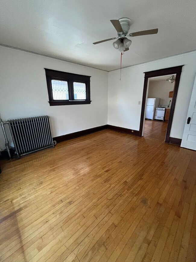 Foto del edificio - 2BR Upper Unit Off Brady St in the Heart o...