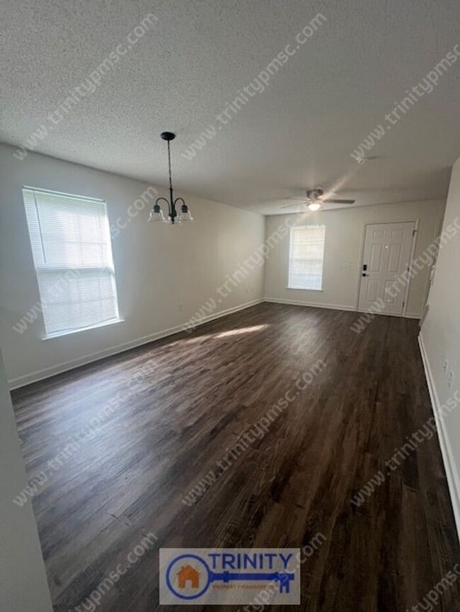Building Photo - Cute TWO STORY Town Home!