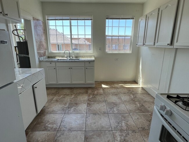 Interior Photo - 405 Soto.