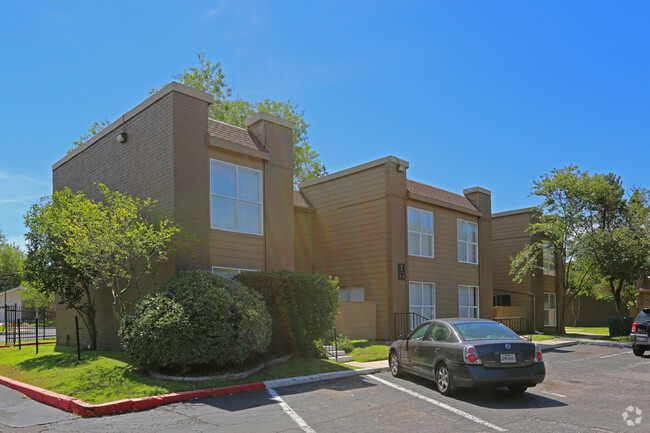 Foto del edificio - CrestWind Townhomes and Apartments