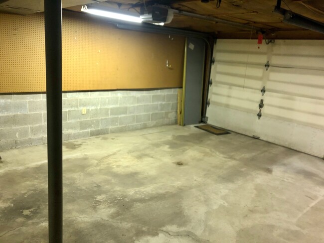 Garage - 983 E Oak St