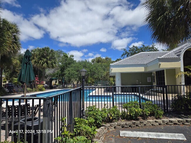 Foto del edificio - 2445 SW 18th Terrace