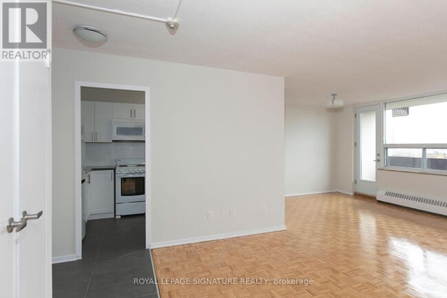 Building Photo - 6200-6200 Bathurst St