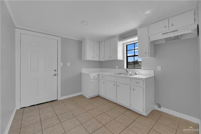 Foto del edificio - Charming 2-Bedroom Home with Central AC and Fenced Lot!