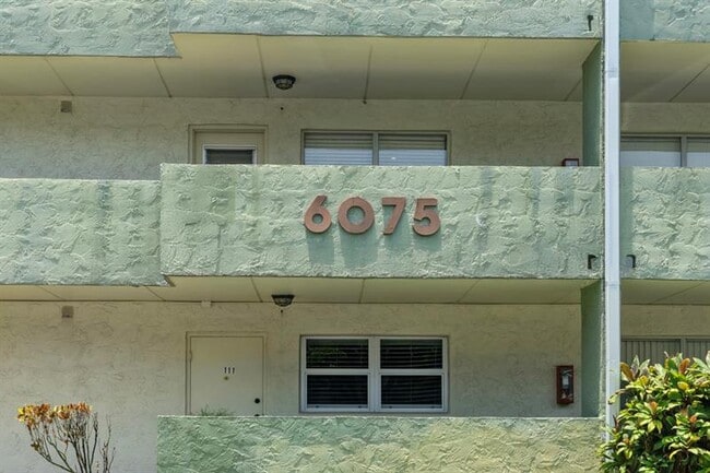 Foto del edificio - 6075 N Sabal Palm Blvd