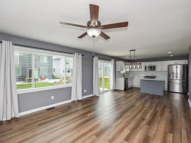 Building Photo - Bright & Modern 4-Bedroom Home in Deer Cre...