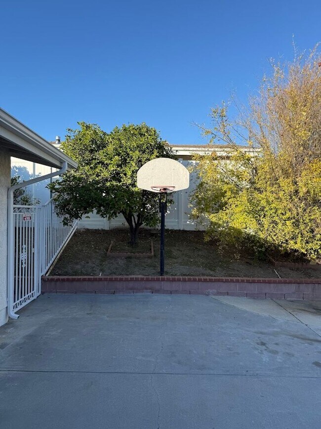 Foto del edificio - 3 Bedroom 2 Bathroom Granada Hills Home (Main House) Great Location!