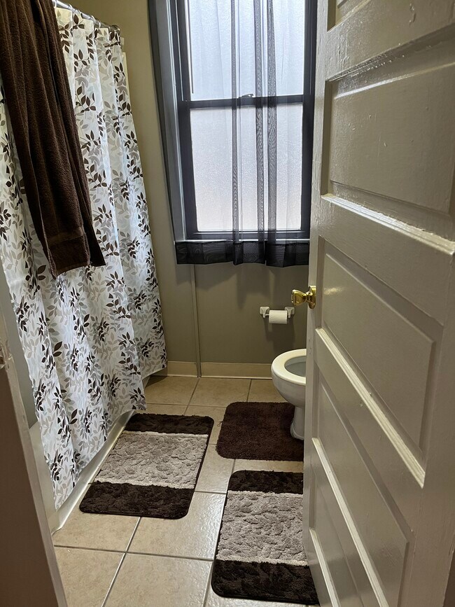 Baño - 2119 Jane St