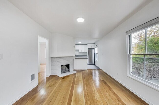 Foto del edificio - 1 Month Free! Remodeled 1-Bed Apt w/ In-Un...