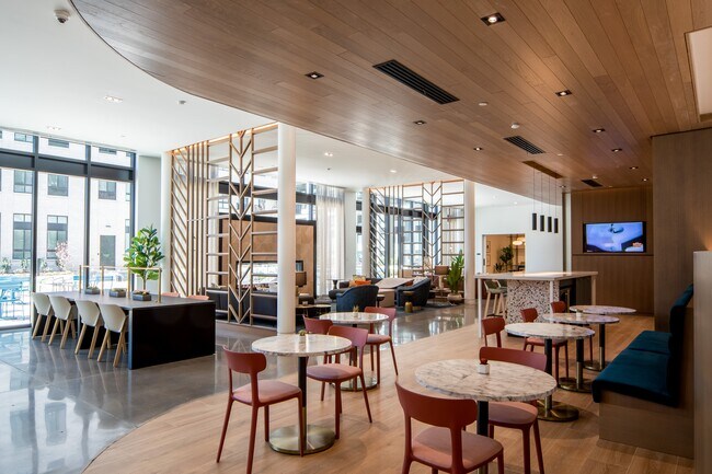 Nuestro núcleo de servicios en Wellsmith incluye un salón con chimenea, una cocina de entretenimiento, mesas de juego y espacios para reunirse o trabajar desde casa. - Wellsmith Apartments