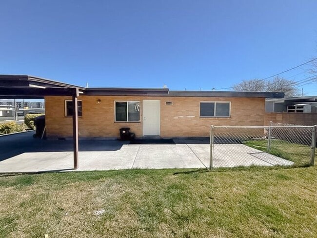 Photo - 2 Bed 1 Bath - New carpet - New paint - Great location! House