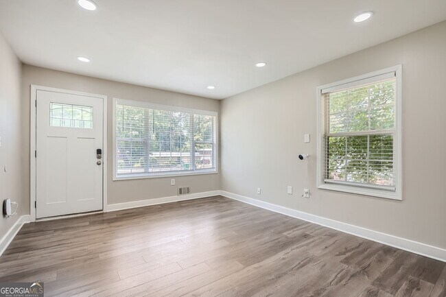 Building Photo - 2818 Meadowview Dr SE