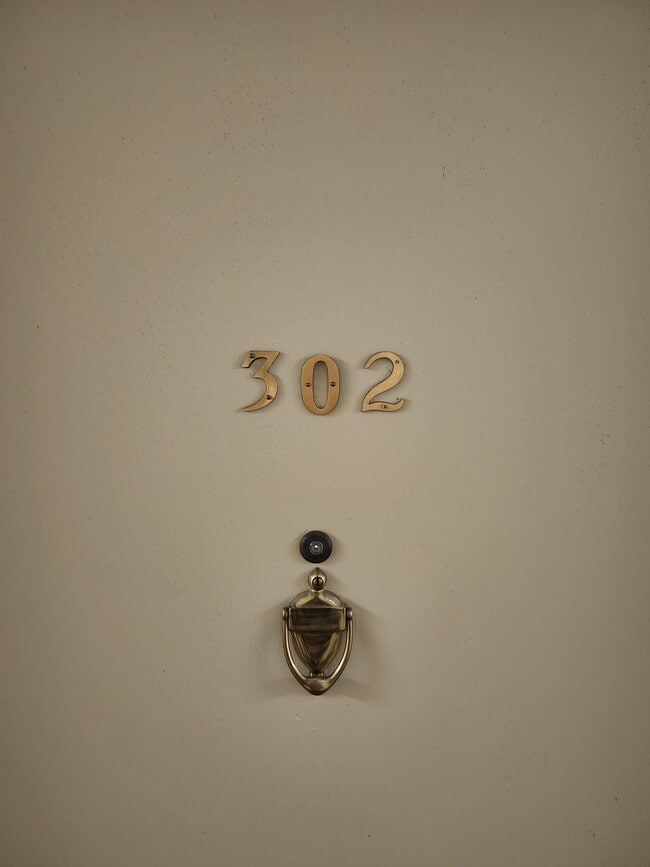 Building Photo - 1653 Oak Bay Ave