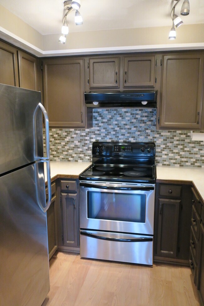 Building Photo - Beautifully Remodeled Mt. Park Condo with ...