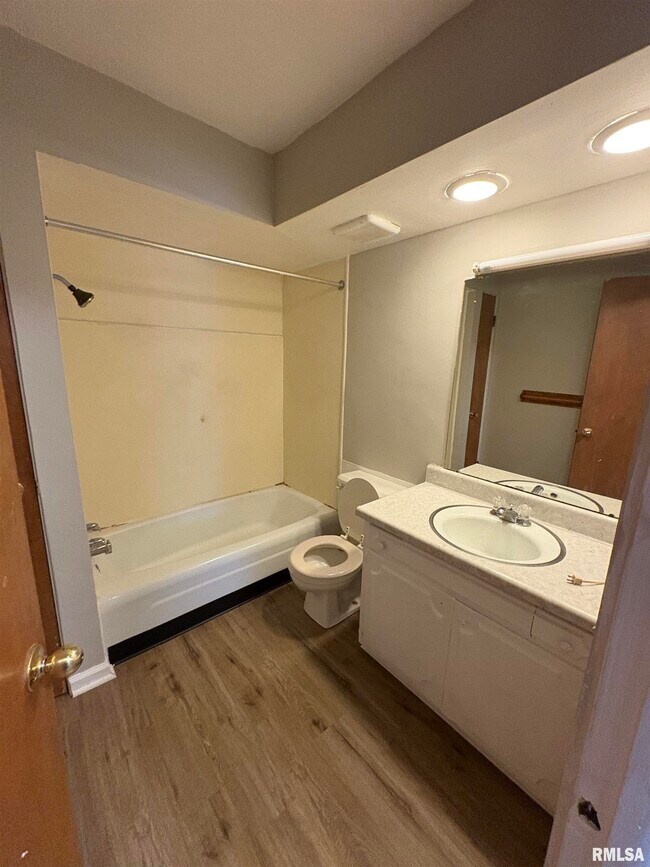 Foto del edificio - 760 E Shore Dr