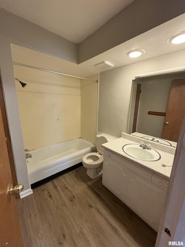 Building Photo - 760 E Shore Dr